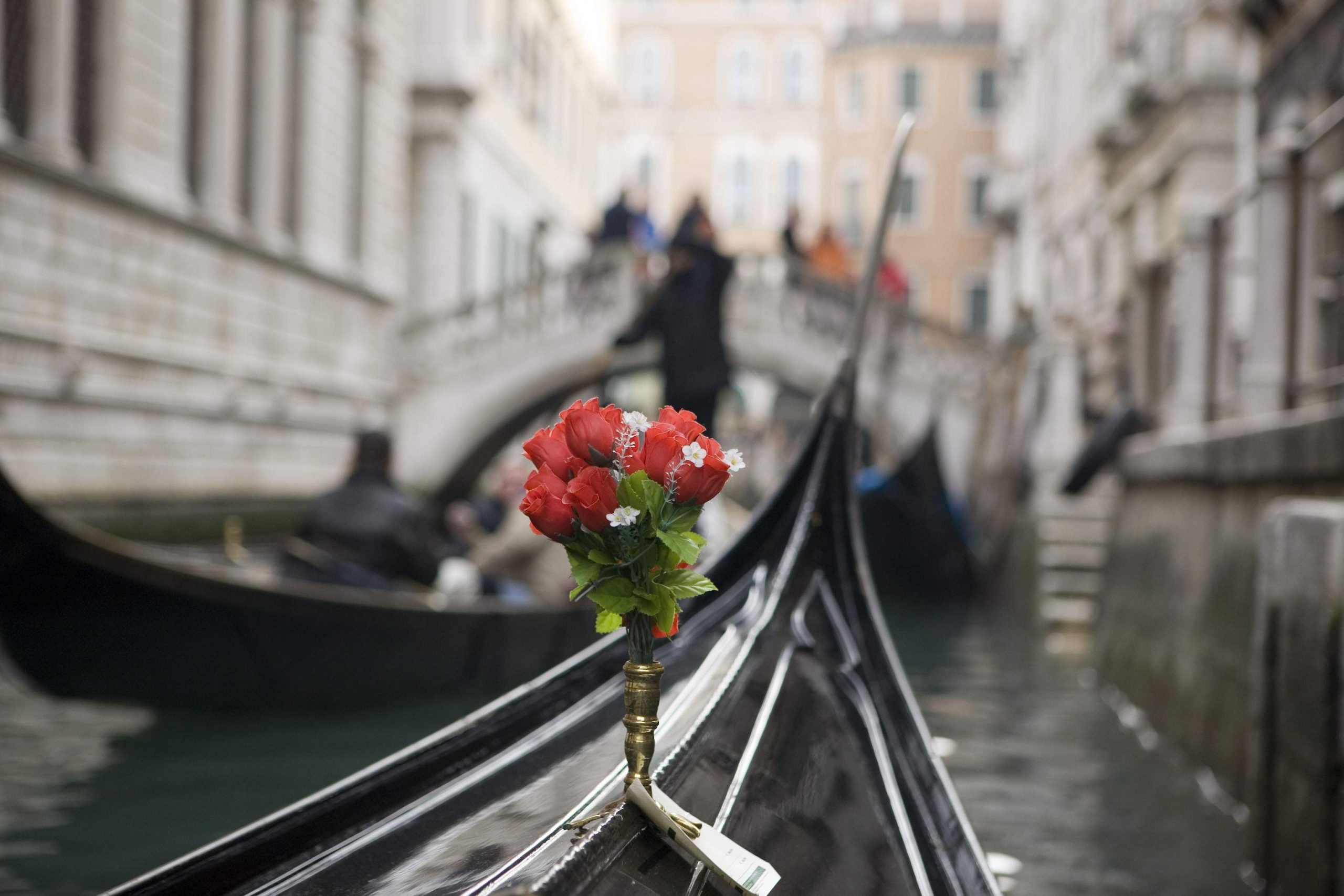 ヴェネツィアの水路を走るボート