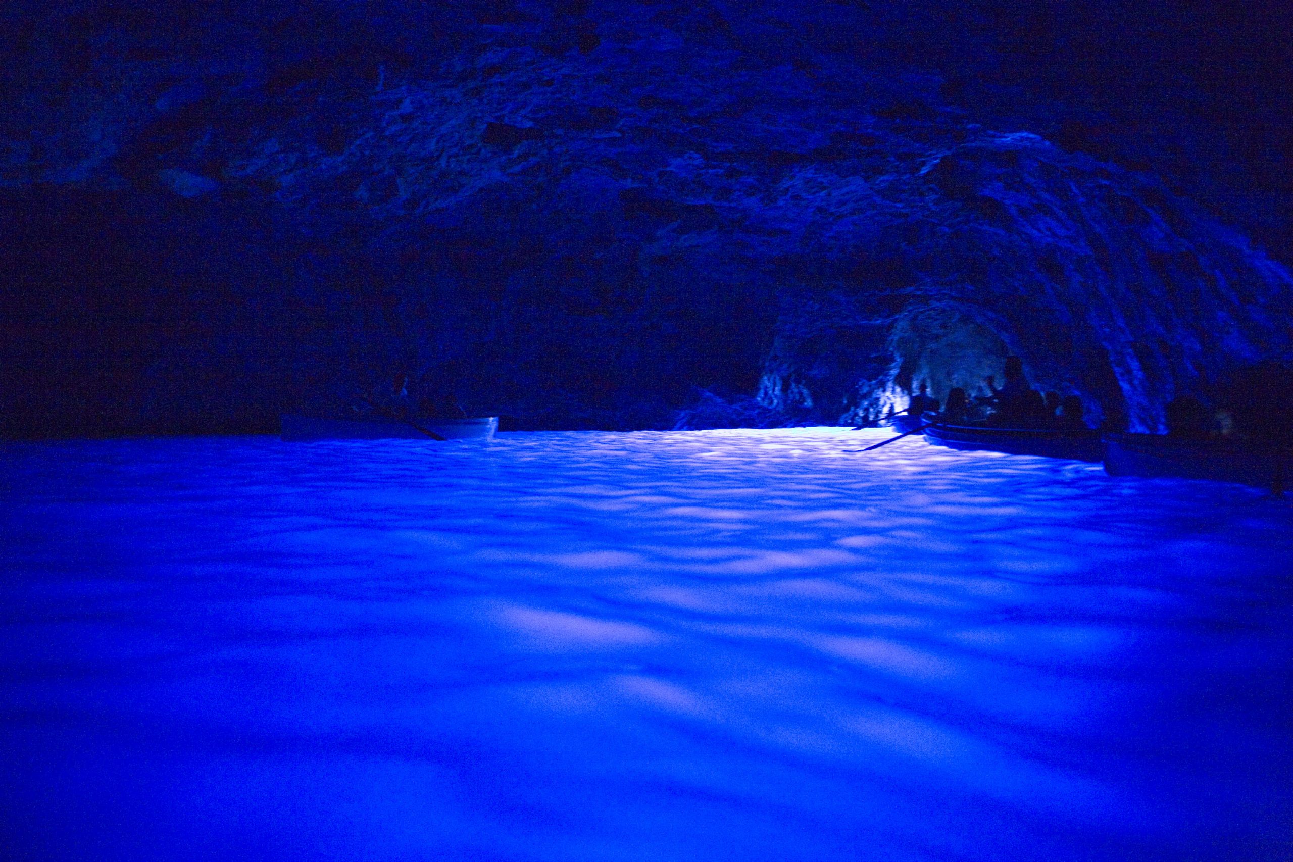 青の洞窟の内部