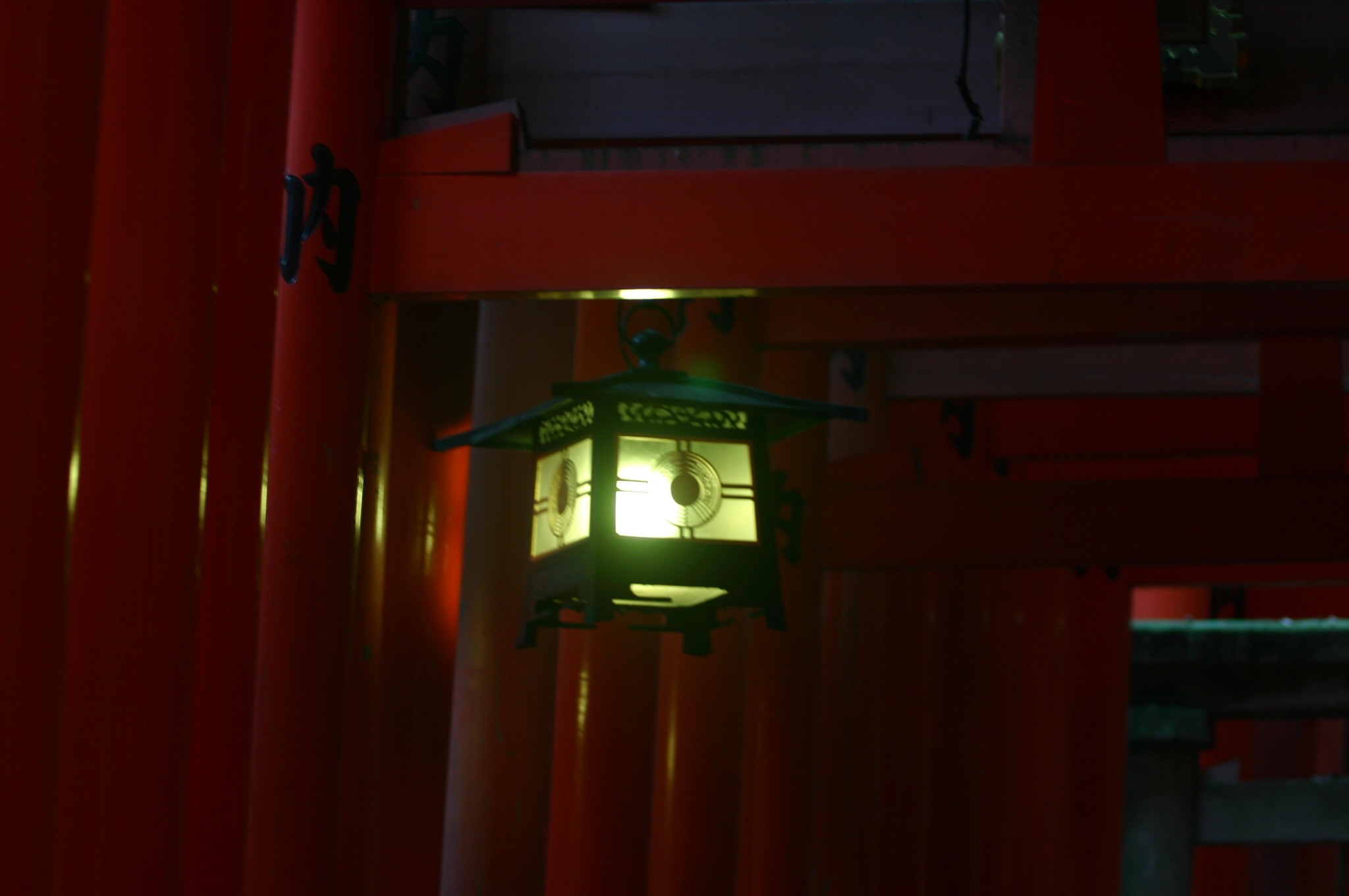伏見稲荷大社の鳥居の照明