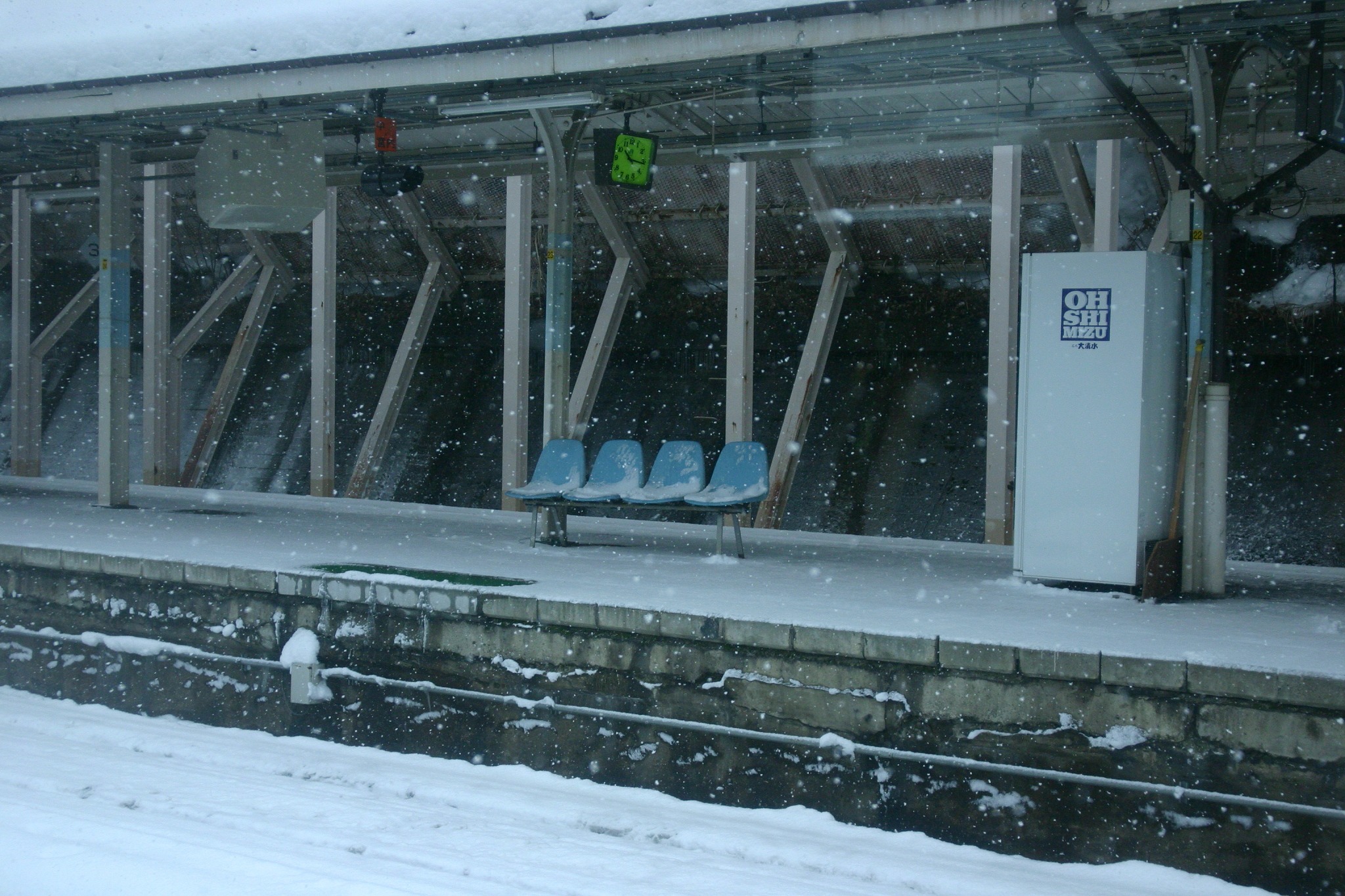 雪の降る水上駅